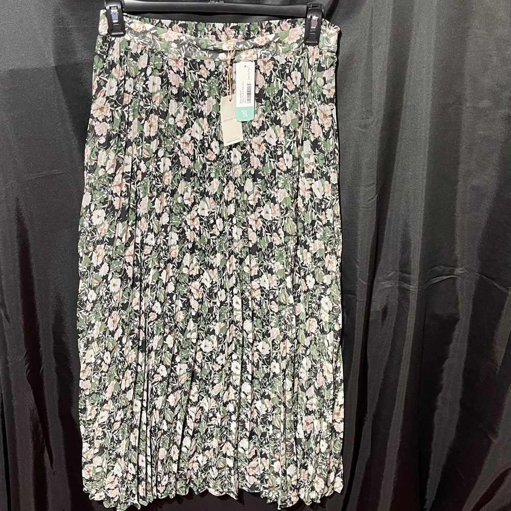 Skies Are Blue Floral Pleated Skirt in Green and Cream